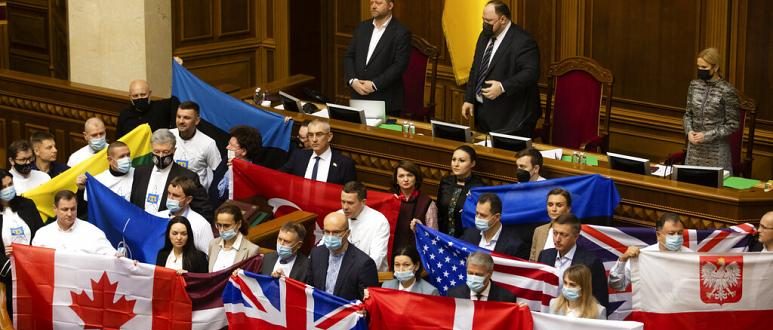 Ukraynalı milletvekillerinden Rusya krizinde destek olan ülkelere teşekkür için bayraklı gösteri