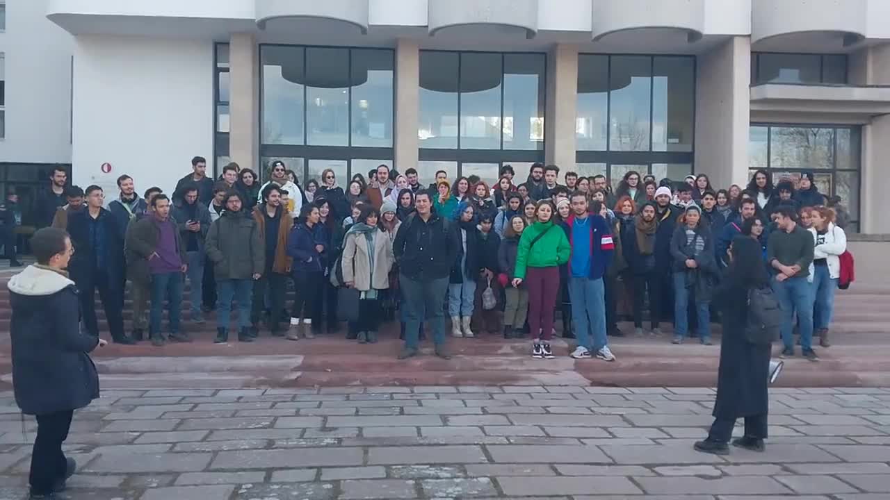 ODTÜ’LÜ ÖĞRENCİLER YURTLARA ALINMAMA KARARINI REKTÖRLÜK ÖNÜNDE PROTESTO ETTİ