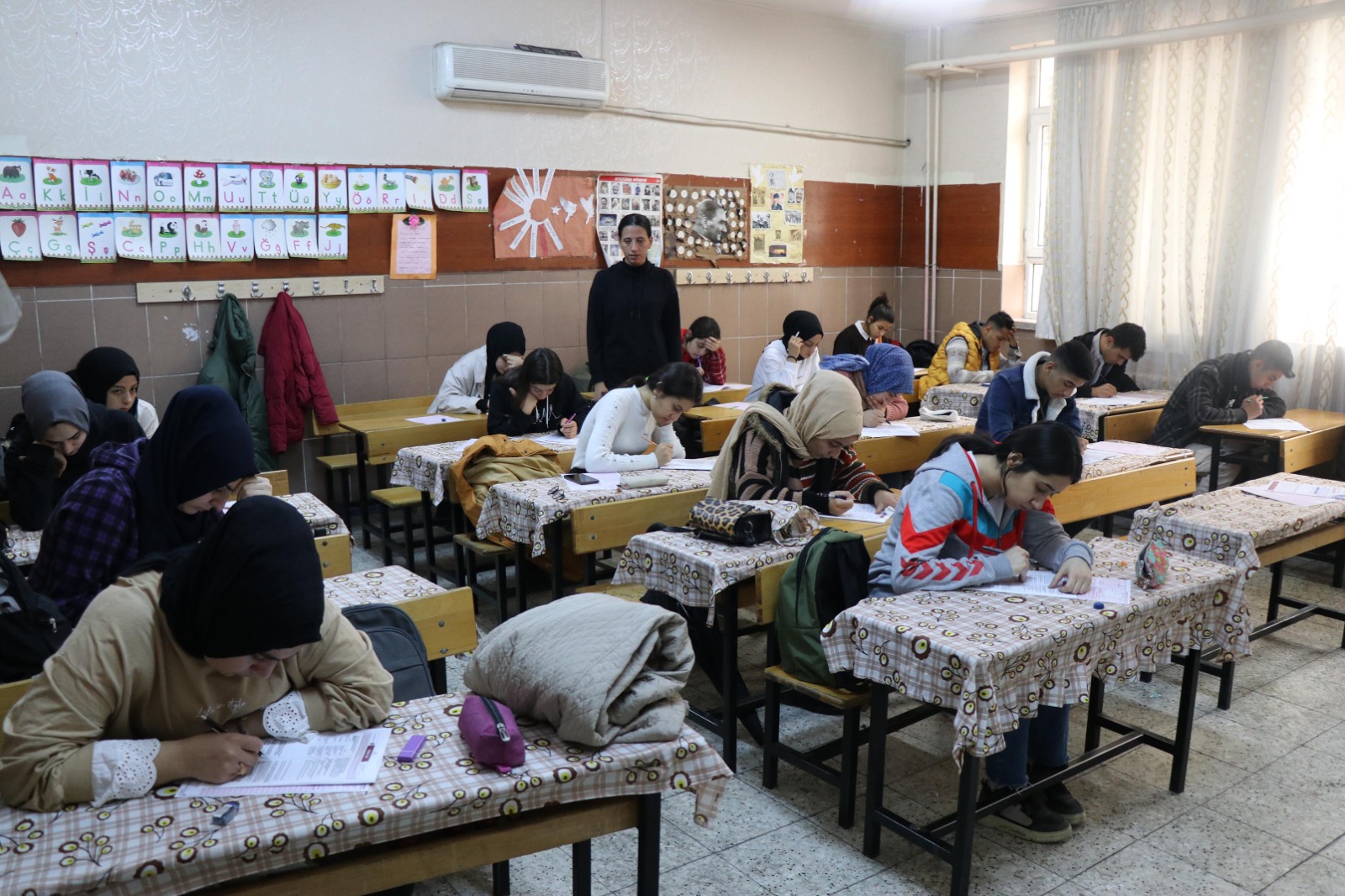 Haliliye Belediyesi bünyesindeki üniversiteye hazırlık kursları ile konu anlatımları ve soru çözümleri devam ederken, düzenli olarak yapılan AYT ve TYT deneme sınavlarıyla da gençler, daha emin adımlarla geleceğe hazırlanıyor.