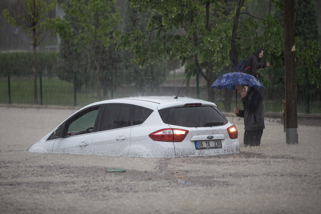 Meteoroloji sağanak için saat verdi! 7 bölge için de önemli uyarı