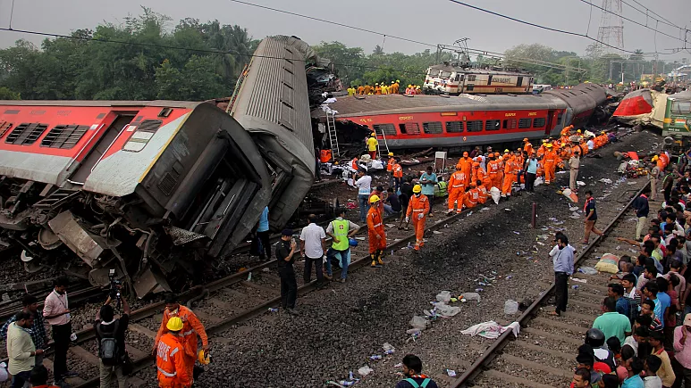 Hindistan’da iki tren raydan çıktı: En az 280 ölü