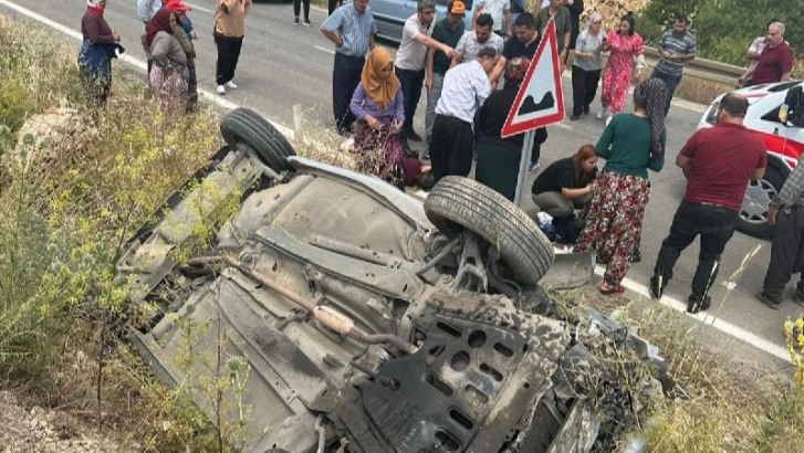 Takla atan otomobildeki 4 kişi yaralandı