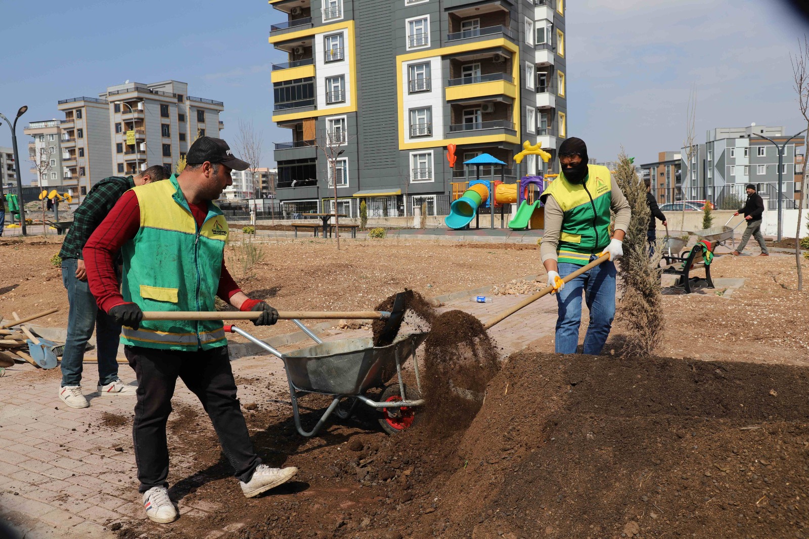 KARAKÖPRÜ’DE YENİ PARKLAR ÇİMLENDİRİLİYOR